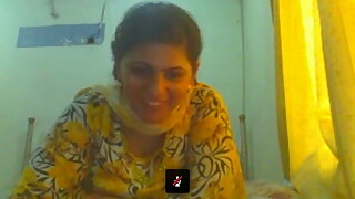 Lahori housewife Saba showing big boobs on webcam